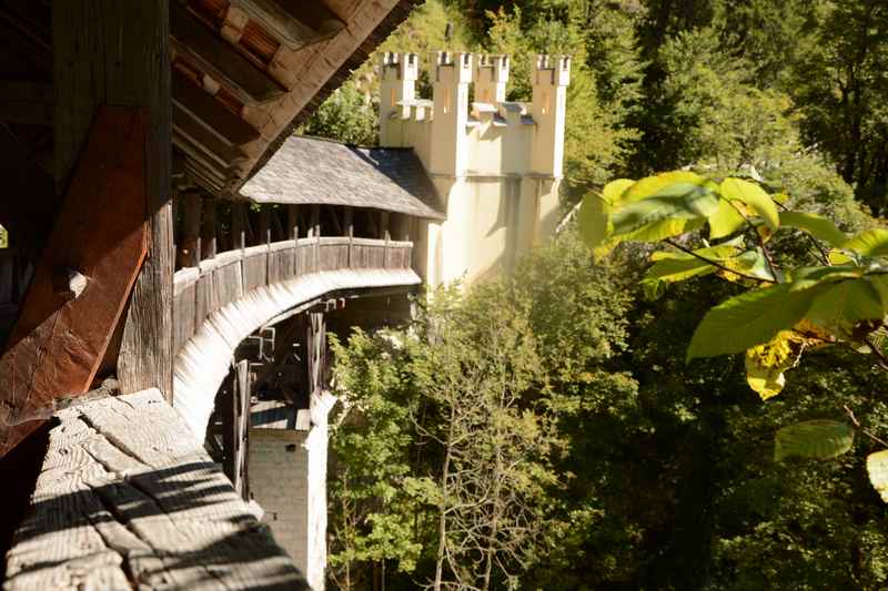 Der Turm der hohen Brücke auf dem Wanderweg oberhalb der Wolfsklamm nach St. Georgenberg