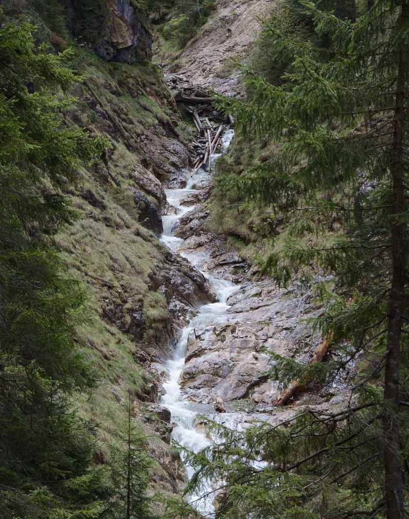 90 Meter tief hat sich der Bucher Bach in die Tuxer Alpen gegraben - das Wasser fließt in vielen Kaskaden durch die Gallzeiner Klamm