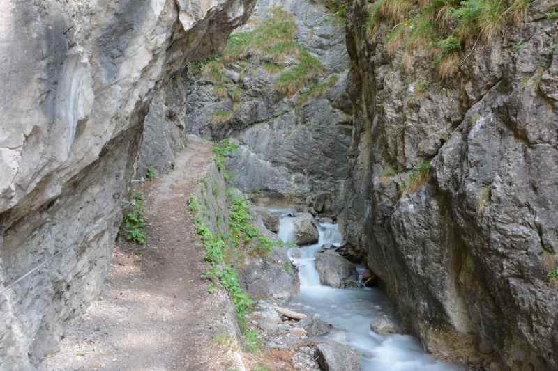 Zwischen den Felsen verläuft der Klammsteig direkt neben dem Ehnbach