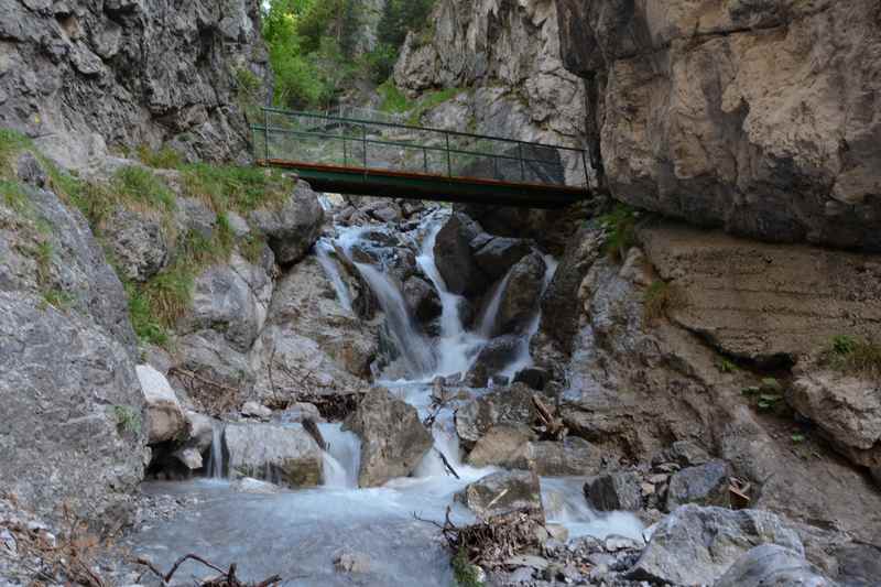 Ehnbachklamm: Über die Brücke wandert man hinauf im Brunntal