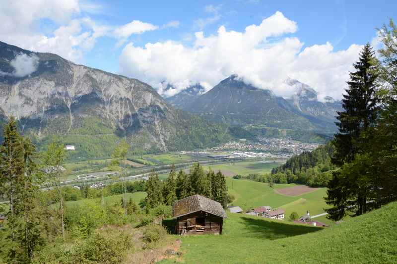 Der letzte Abschnitt auf der Frühlingswanderung in Tirol, links im Bild Schloss Tratzberg, die Berge des Karwendelgebirge und des Rofan