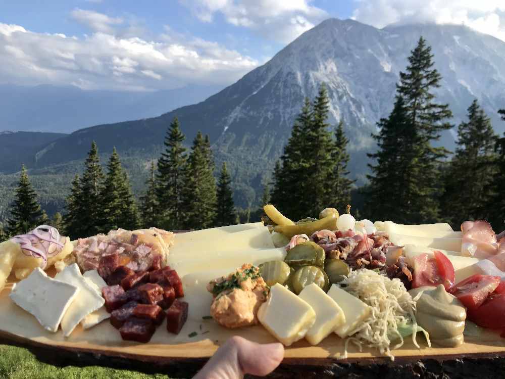 So gut ist das Essen auf der Wettersteinhütte - samt diesem Panorama!