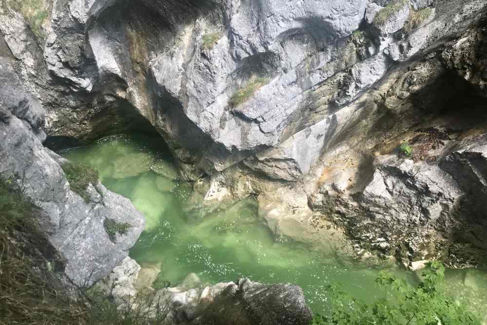 Türkisgrün schimmert das Wasser in den Gumpen der Kaiserklamm