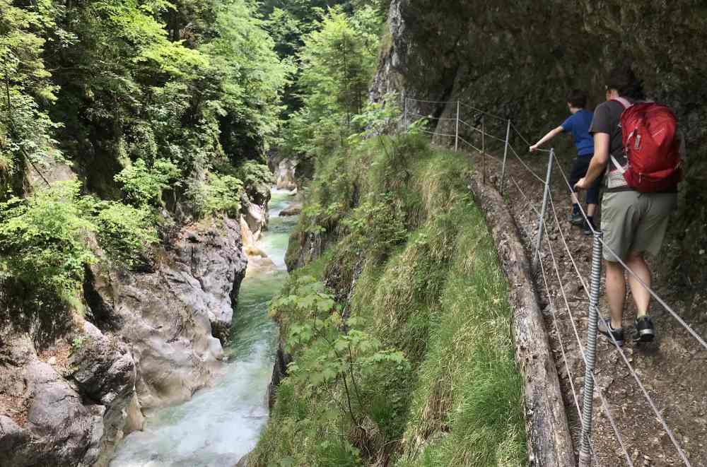 In der Klamm geht es sogar ein Stück unter den Felswänden durch.