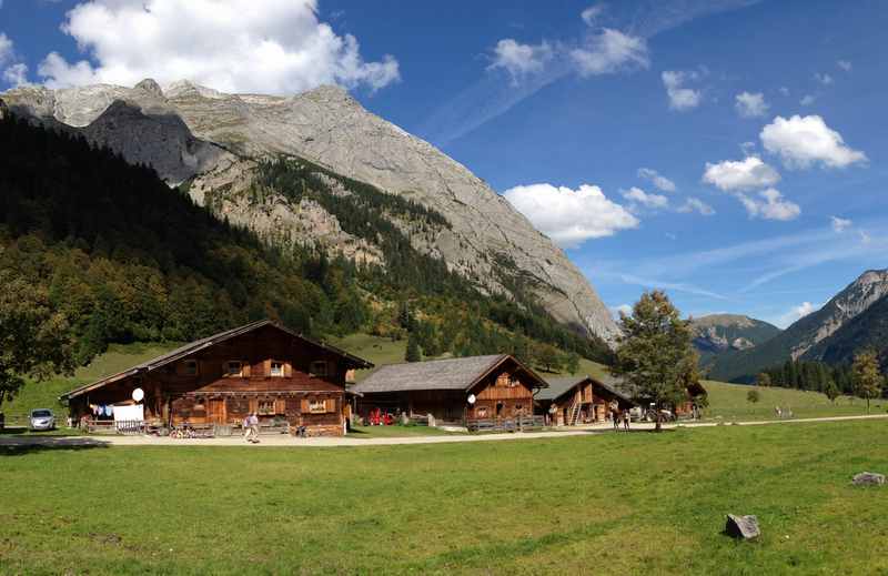 Die Karwendeltour wandern: Zwischen Wolfsklamm, St. Georgenberg, Stallenalm und Ahornboden bei der Engalm im Karwendelgebirge