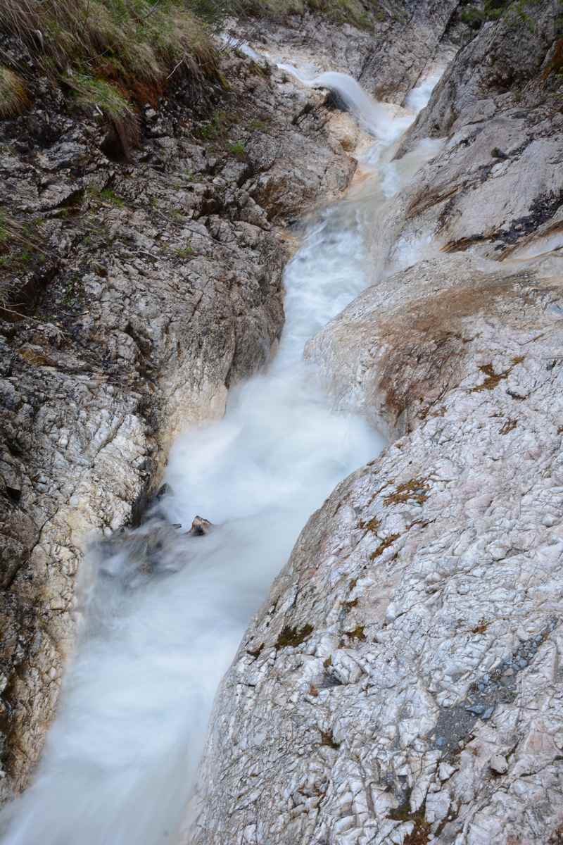 Das rauschende Wasser in der Klamm unterhalb der Koglmoosalm in Gallzein 