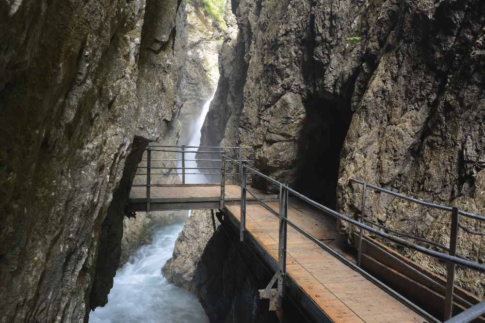 Bis zum 23 Meter hohen Wasserfall geht es rund 250 Meter durch die Felsen, dann must du wieder umkehren und zurück.