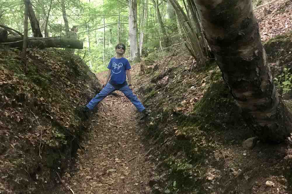 Der schmale Wandersteig zur Maria Tax Kapelle macht auch Spaß: "Schau ich kann eine Brücke mit meinen Beinen bauen."