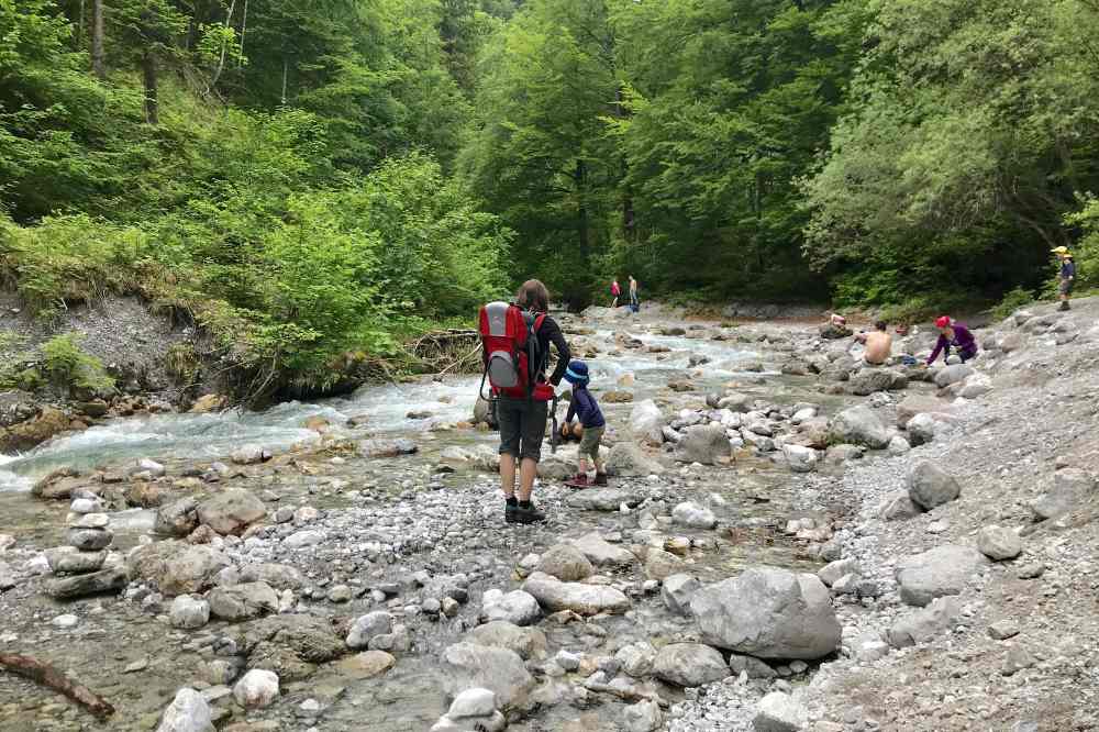 Das klare Wasser im Flußbett vom Bergbach ist ein Naturspielplatz für Kinder - und Eltern!