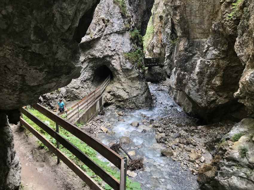 Beeinruckende Felswände samt Tunnel - die Rosengartenschlucht in Tirol