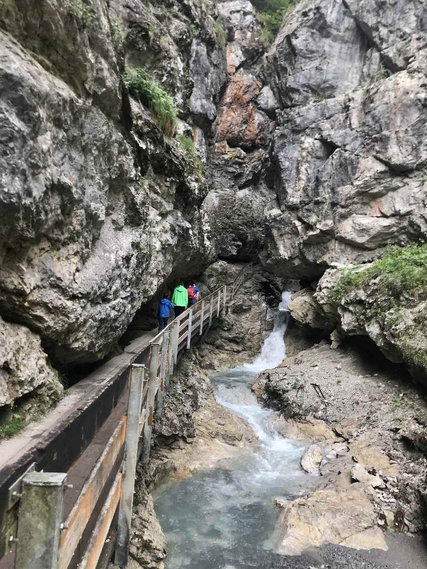 Wo ist der Wandersteig durch die Rosengartenschlucht? Scheinbar geht kein Weg durch die Felsen. Aber das wirkt nur so.