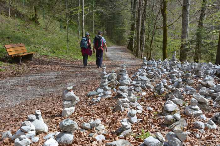 Der Steinmännchen Kraftplatz - mit den Steinmandl unterschiedlicher Größe, direkt am Wolfsklamm Wanderweg