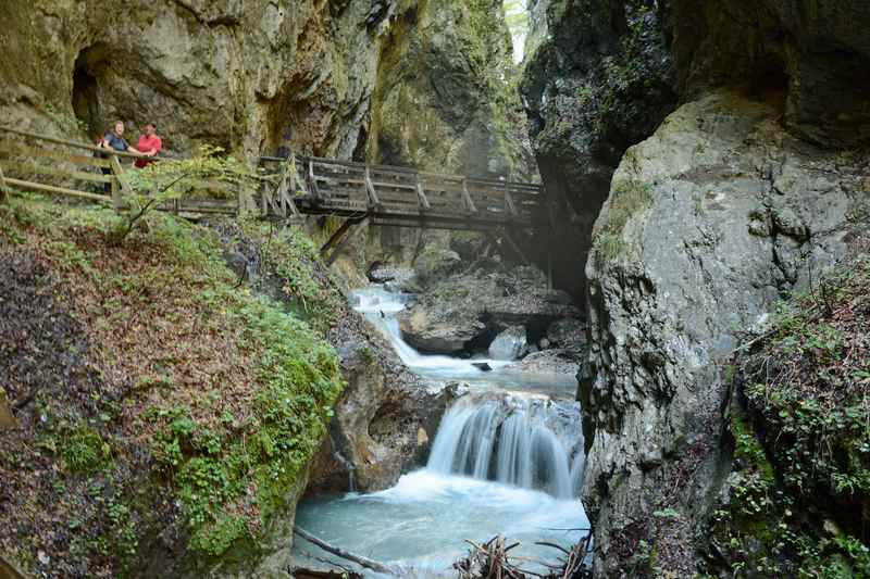 Einer der schönsten Blicke in der Wolfsklamm: Von der Brücke direkt über dem Wasser