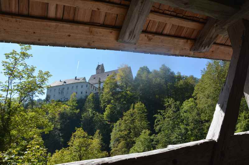 Der Wallfahrtsort St. Georgenberg von der hohen Brücke aus gesehen