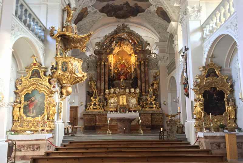 Wallfahrtsort Tirol: Der einschiffige Innenraum der St. Georgenberg Kirche