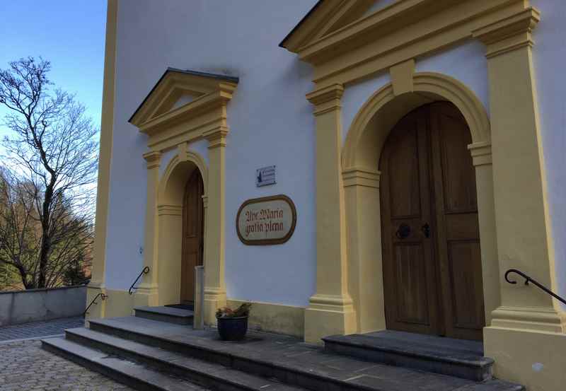 Wallfahrten in Tirol: Durch diese beiden Türen kommt man in die Kirche hinein