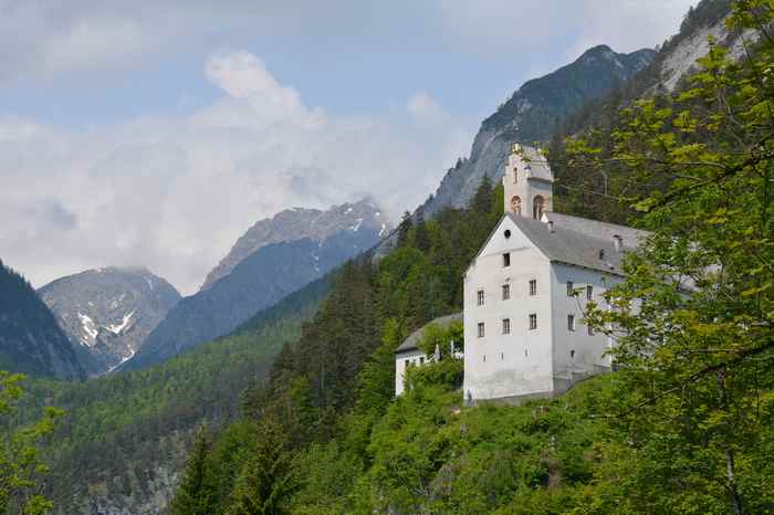 Ein schöner Ausblick vom Wallfahrterweg auf das Kloster St. Georgenberg in Tirol