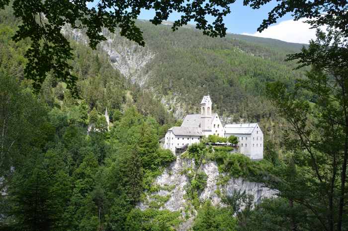 Das Felsenkloster St. Georgenberg liegt auf einem Felsen, oberhalb vom Platz mit den Steinmännchen