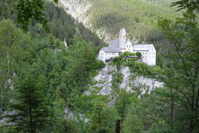 Schöne Aussicht auf dem Wanderweg zur Stallenalm: Der Blick oberhalb der Bärenrast zum Felsenkloster St. Georgenberg im Karwendel