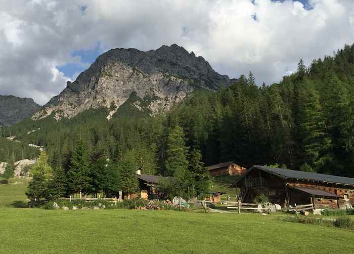 Die urige Stallenalm im Karwendel, schön zum Wandern in Tirol