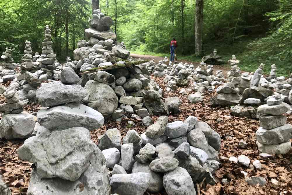 An den Steinmandln geht es hinter der Wolfsklamm romantisch im Wald weiter