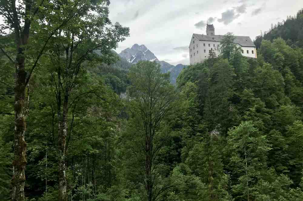 Vom Wanderweg schauen wir auf St. Georgenberg