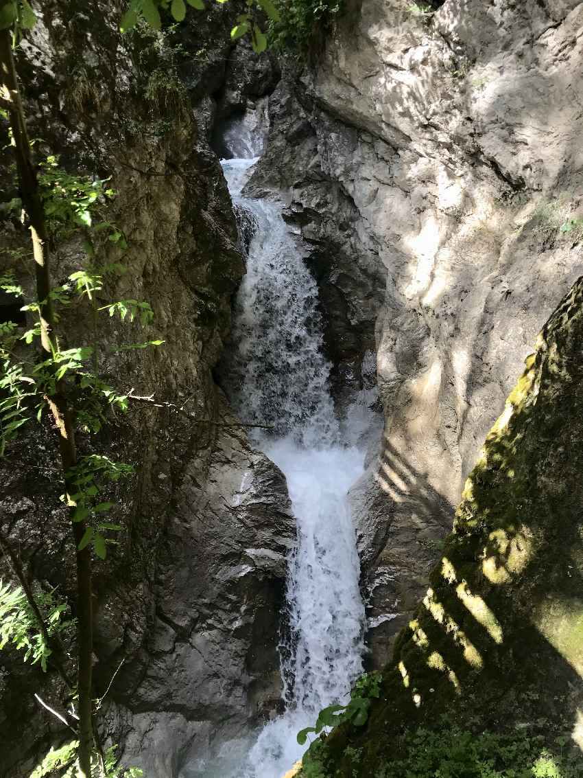 Wasserfälle mit vielen Kaskaden und tiefe Gumpen mit glasklarem Wasser