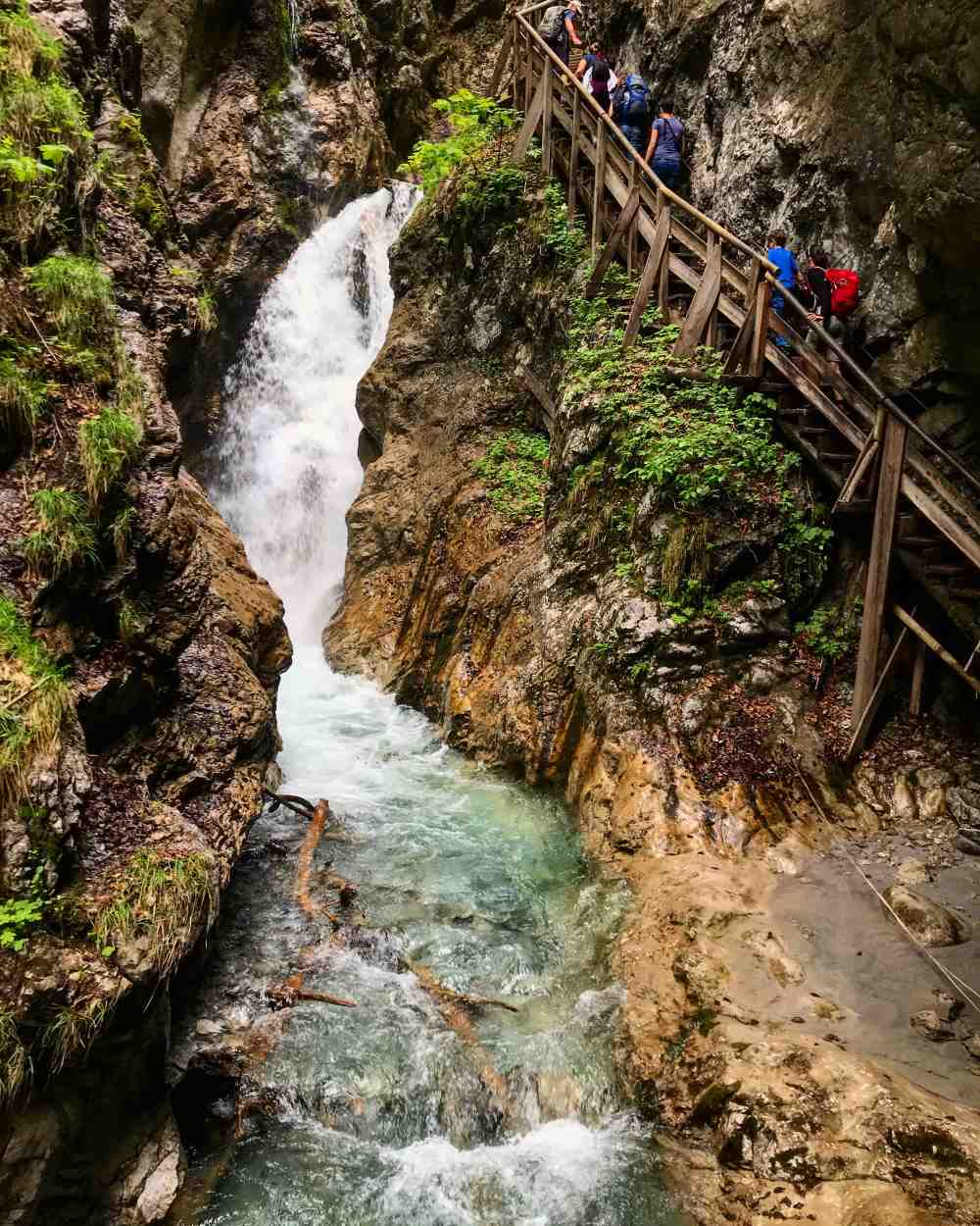 Über die steilen Stufen hinauf, nebendran der Wasserfall - das gefällt den Kindern