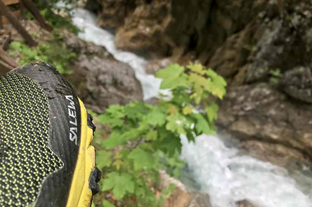 Nicht vergessen: Wanderschuhe mit guter Sohle anziehen, in der Klamm kann es rutschig sein!