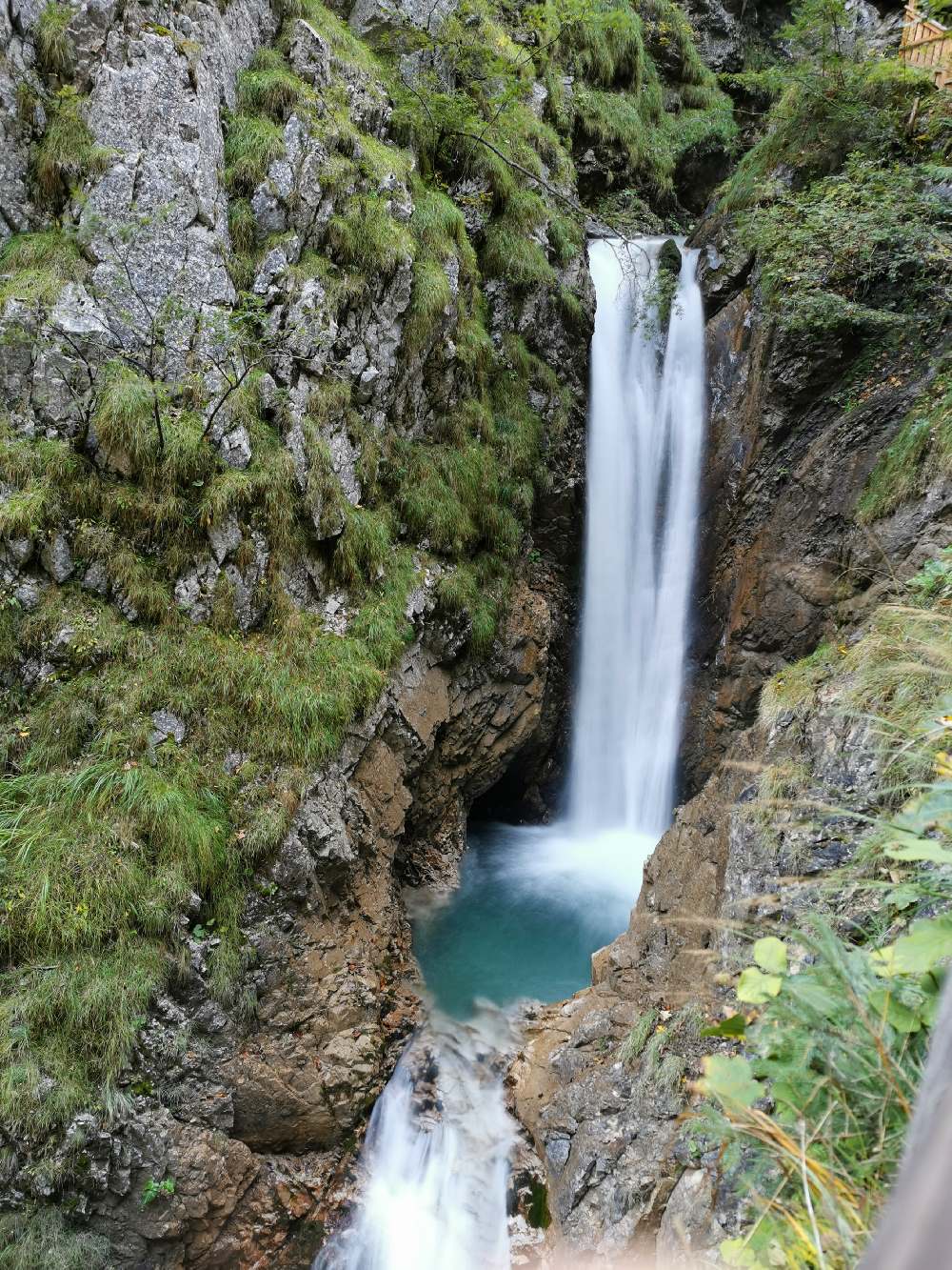 Meterhoch fällt das Wasser in der Wolfsklamm