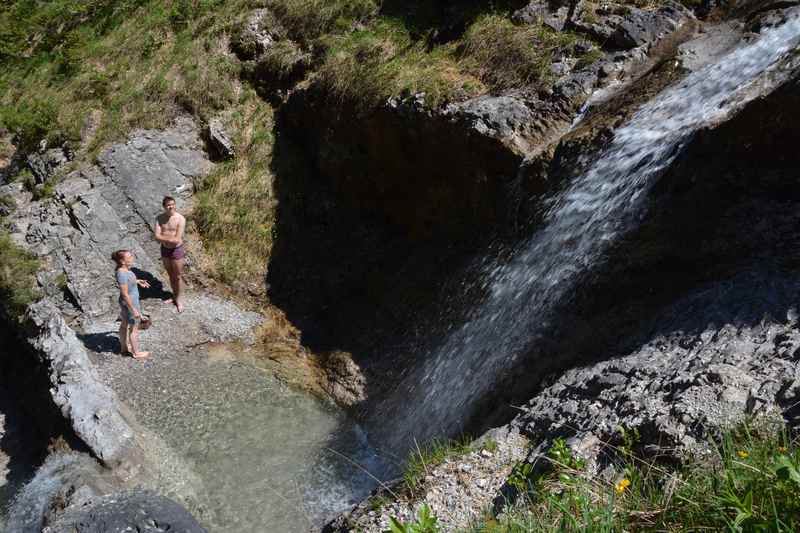 Beim Wasserfall trauen sich Wagemutige auch duschen inmitten der Natur