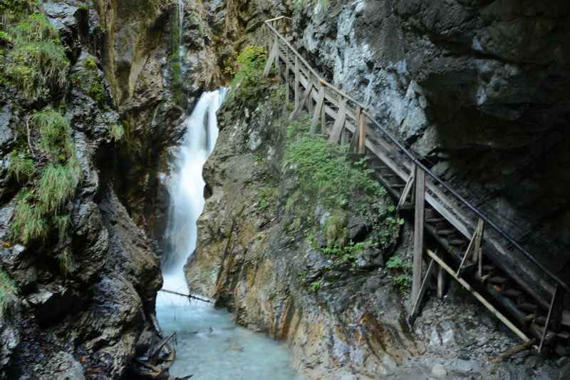 Meterhoch sind die Wasserfälle in der Klamm, an diesem führt der Wanderweg direkt vorbei