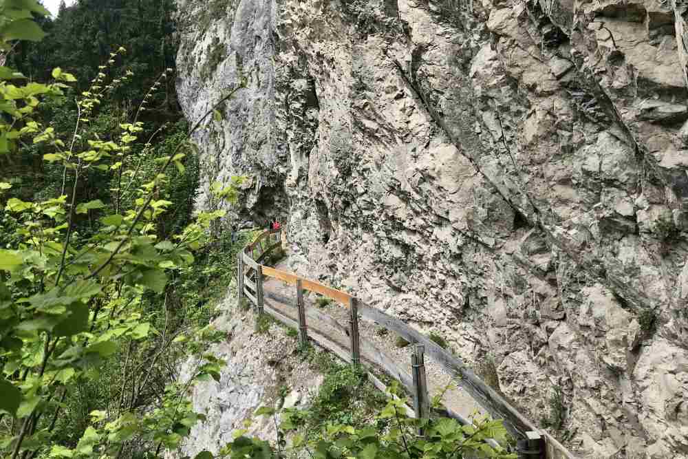 Hinter dem Kassenhaus führt der Steig am Felsen entlang - zum Wandern kein Problem