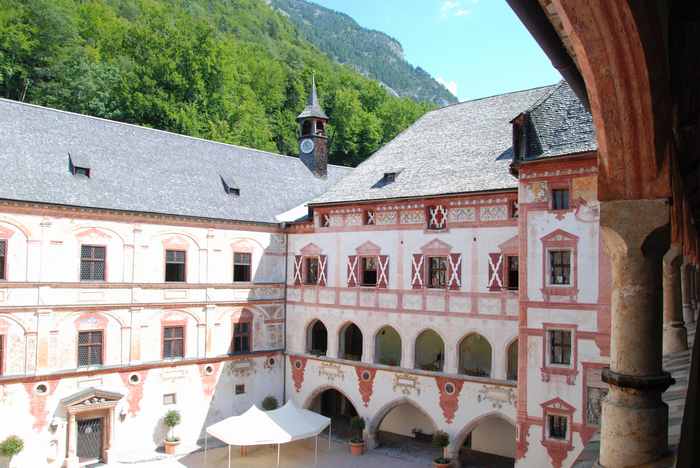 Der prächtige Innenhof von Schloss Tratzberg in Stans (Tirol)