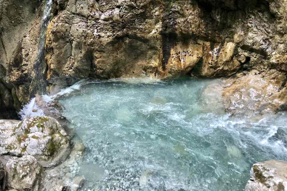 Glasklar ist das Wasser in der Wolfsklamm - es schimmert türkis in den Wasserbecken