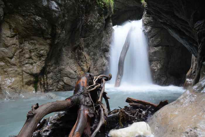 Das tosende Wasser in der Wolfsklamm Schlucht in Tirol