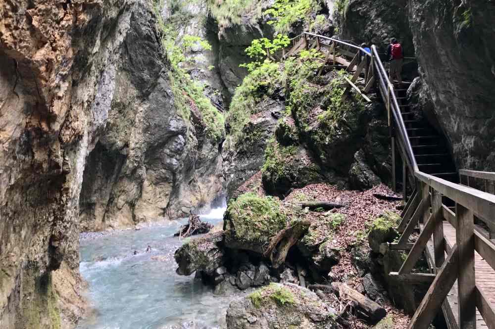 Schmale Wege, Stufen nahe am Wasser, türkisblaue Gumpen - das lieben auch Kinder beim Wandern