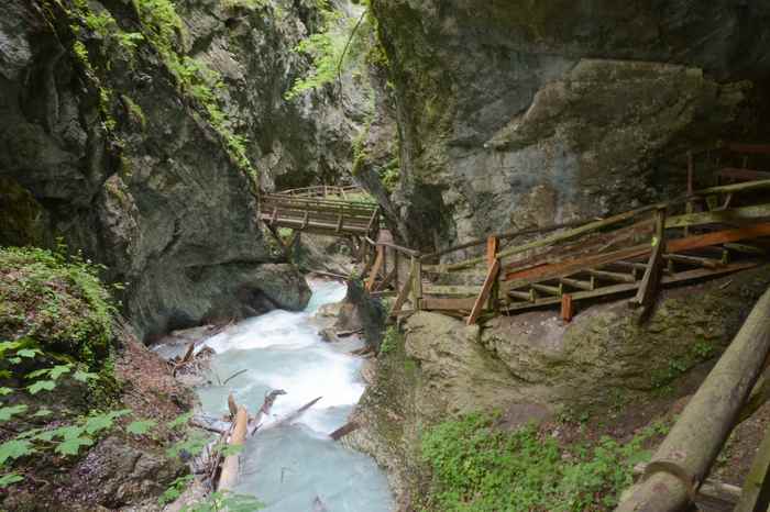 Durch die einmalige Wolfsklamm wandern im Karwendelgebirge, Tirol  