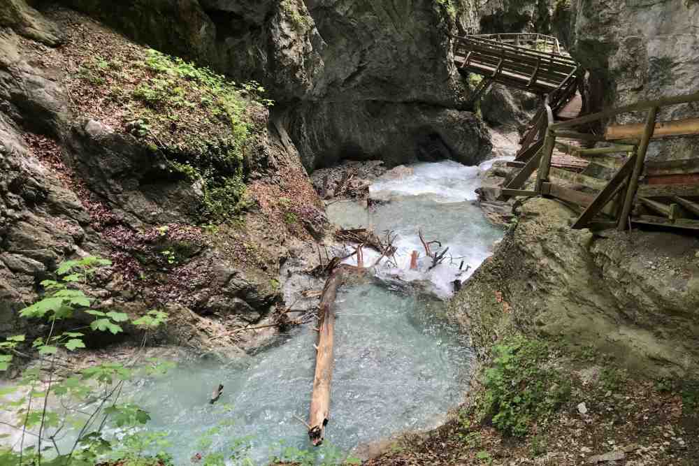 Idyllisches grünes Wasser im Karwendel - die Familienwanderung durch die Wolfsklamm