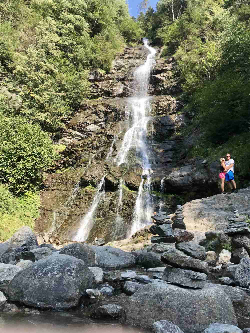 Hier sieht man gut die Dimension vom Wasserfall - im Vergleich zu den kleinen Leuten!