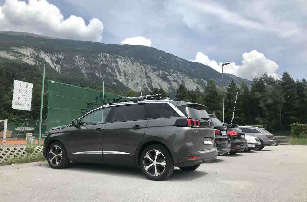 Kostenlos parken in Stans für den Wolfsklamm Ausflug: Beim Tennisplatz, offiziell erlaubt und beschildert!