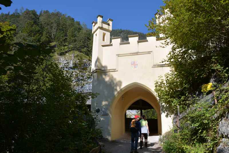 Die geschwungene Brücke von St. Georgenberg mit dem schönen Turm