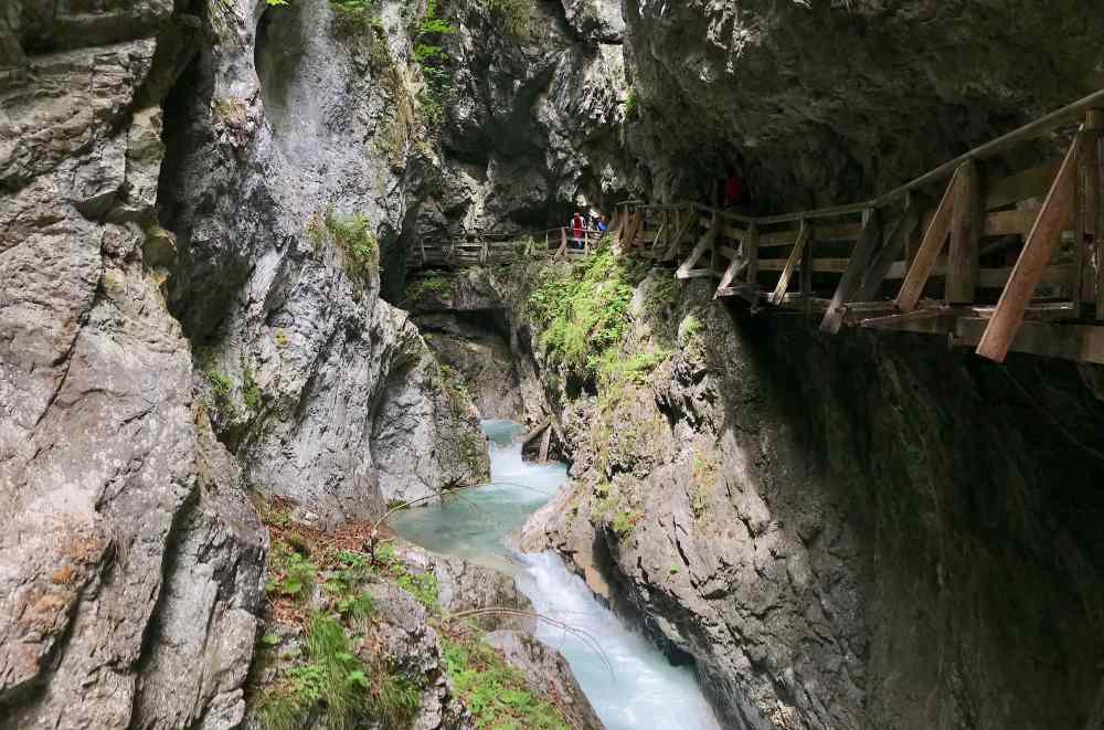 Im Felsen verläuft ein Teil der Wolfsklamm Wanderung