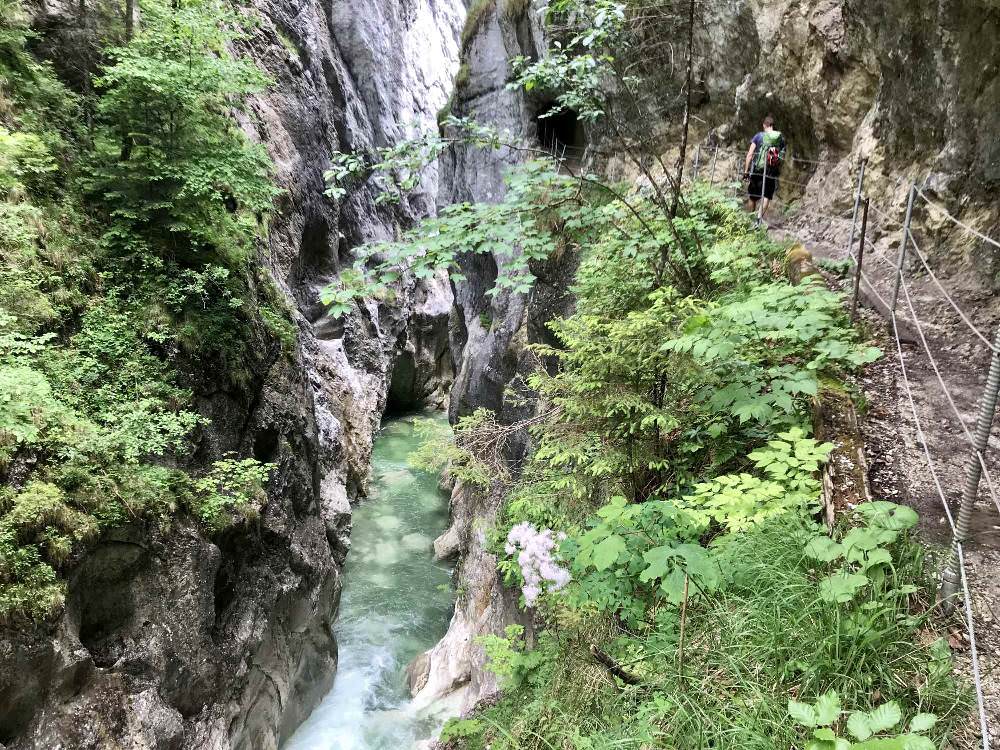 Die türkisgrüne Brandenberger Ache in der Klamm, rechts der Weg