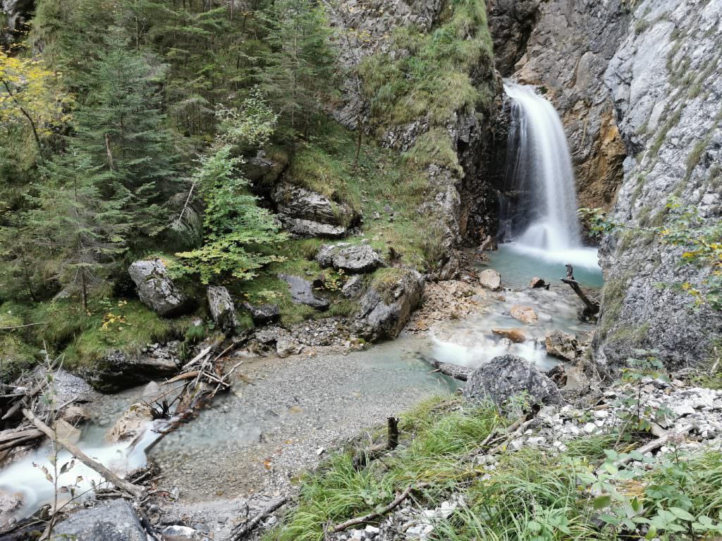 Frühlingswanderung in Tirol: Entlang der Wasserfälle durch die Wolfsklamm