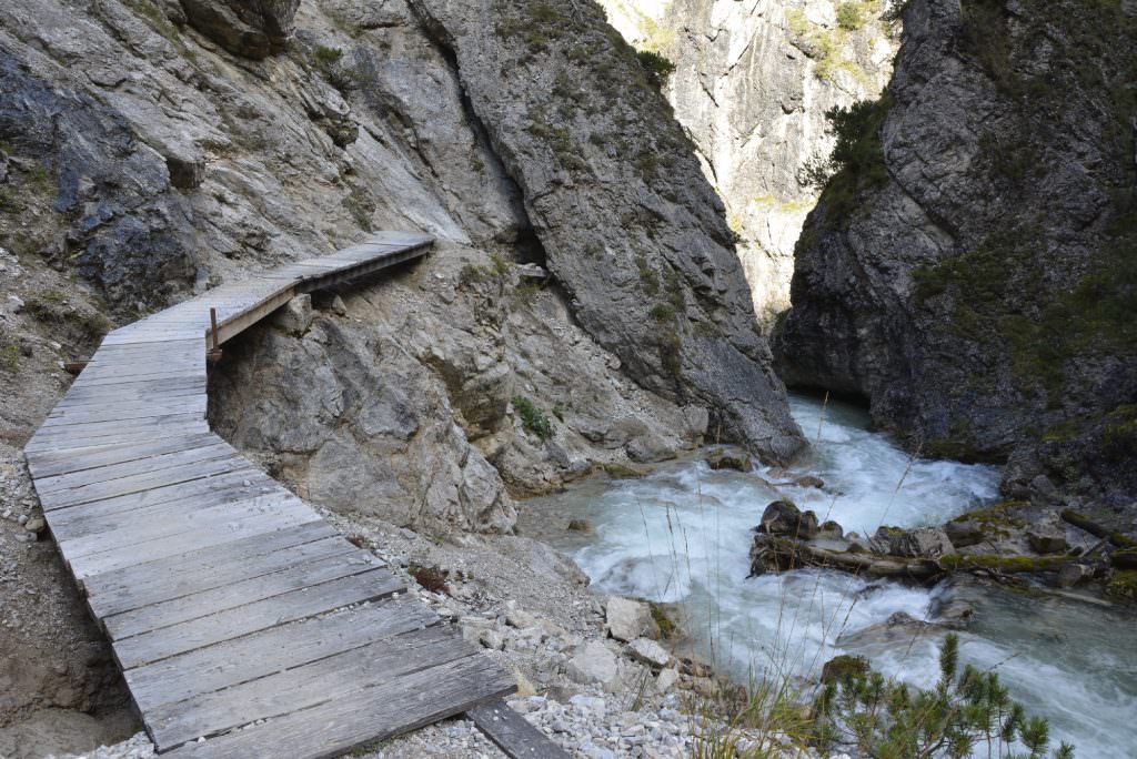 Das ist der schmale Steig durch die Klamm in Scharnitz