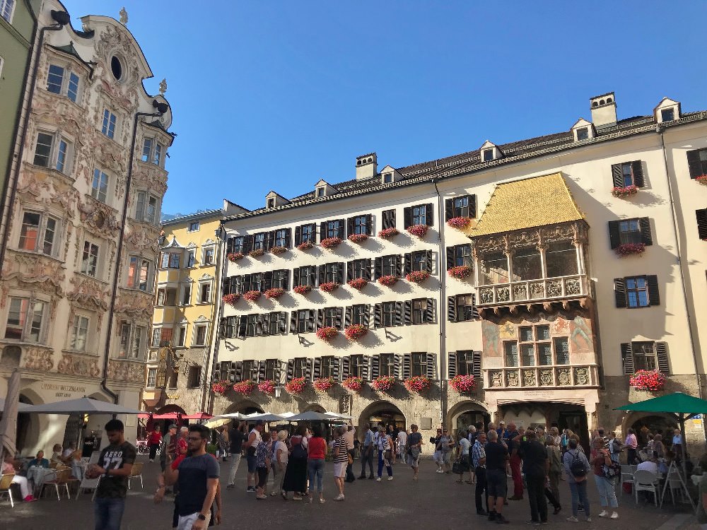 Ausflugsziele Tirol: Die Altstadt Innsbruck mit dem Goldenen Dachl, von hier geht es mit der Nordkettenbahn zum Top of Innsbruck