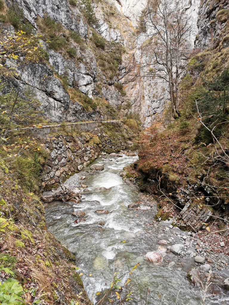 Klamm Tirol wandern im Herbst