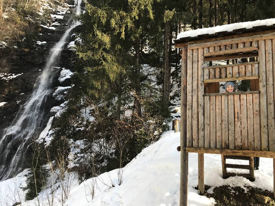 Winterwandern im Zillertal mit Kindern - zum Schleierwasserfall in Hart