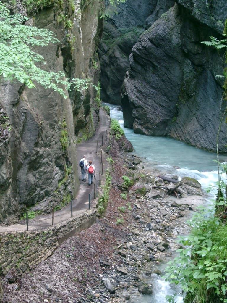 Imposante Naturgewalt in Bayern: Die steilen Felswände am Eingang in die Partnachklamm